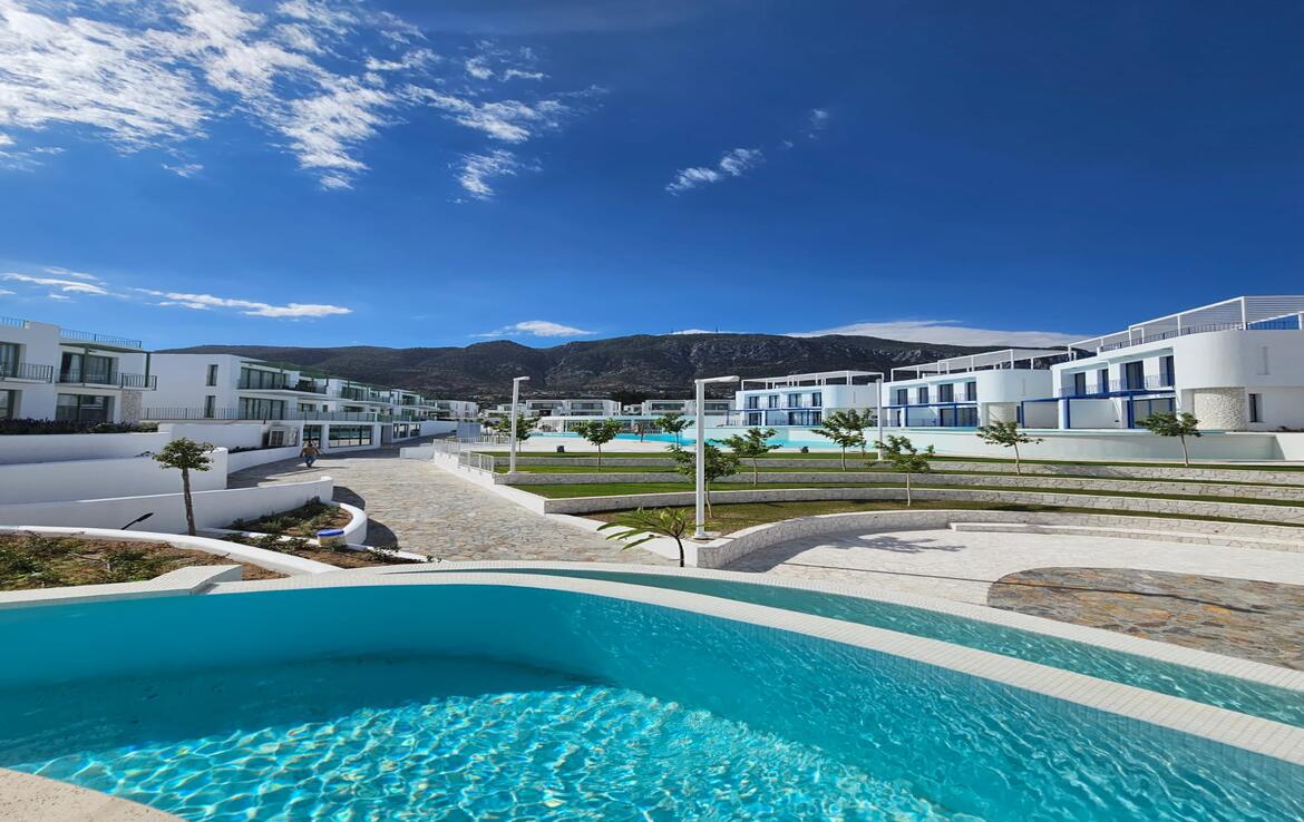 Готовые апартаменты у моря в Лапте